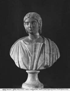 Busto de Julia Mamaea (180-235 dC) mãe do imperador Severo Alexandre (205-235 dC) c.230 (mármore)